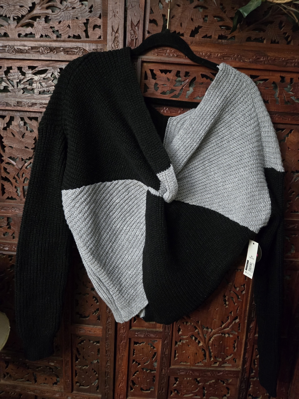 Colorblock Twist Knit Sweater - Black & Light Gray